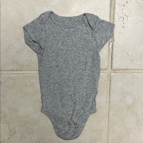 Little Wonders Other - 🍼Little Wonders Classic Gray Bodysuit🍼